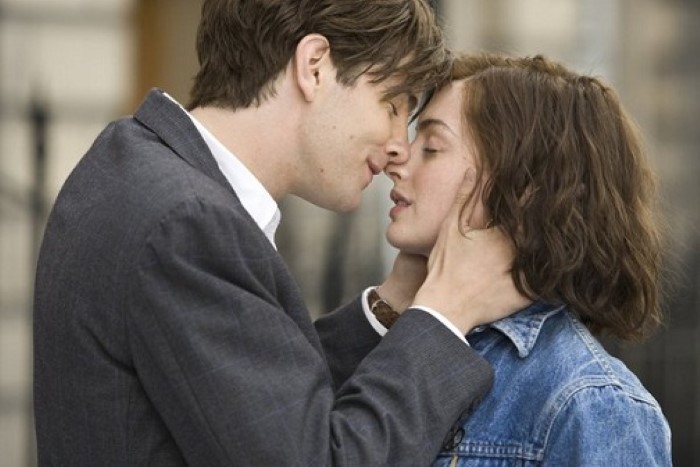siempre-el-mismo-dia-un-romance-con-anne-hathaway